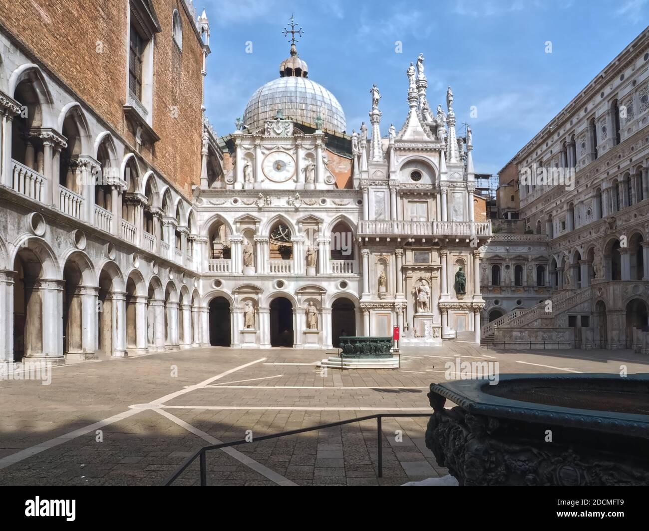 Im Inneren des berühmten Dogen`s Palast in Venedig-schöne Architektur in der Innenhof Stockfoto